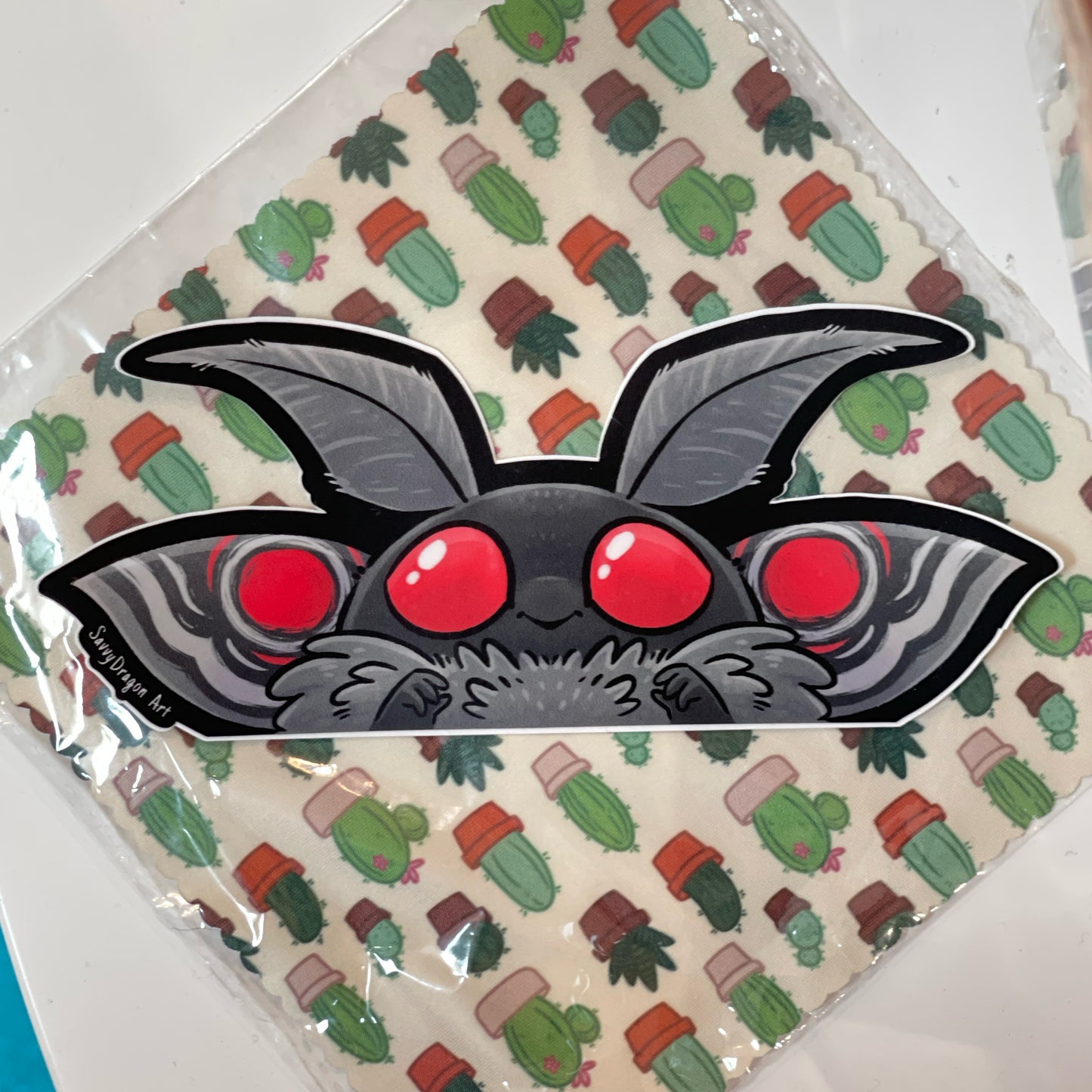 Moth Peeker Gray - Large